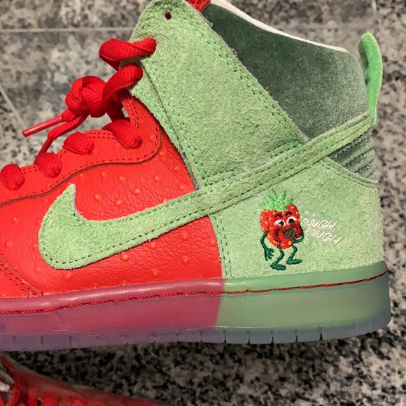 Nike Dunks Strawberry Cough - Picture 4 of 6